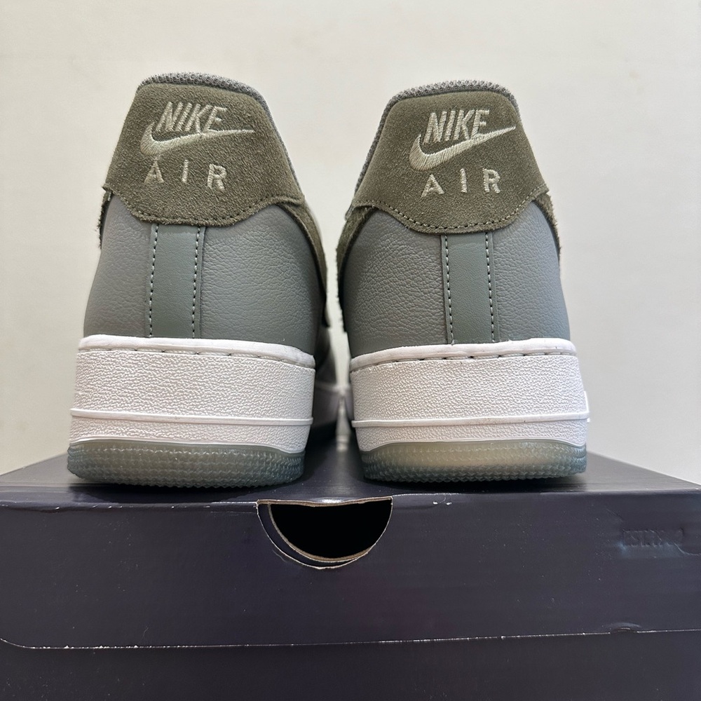 NIB MenNike Air Force 1 '07 LV8 Low Dark Stucco Medium Olive Sneakers FJ4170 002 - Picture 6 of 6